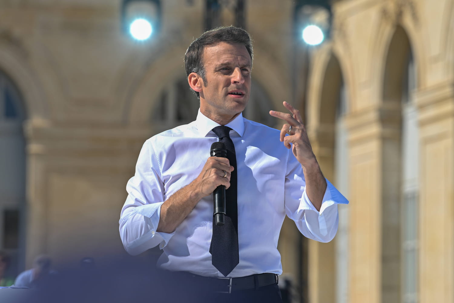 Emmanuel Macron est élu président  avec 58 % des voix